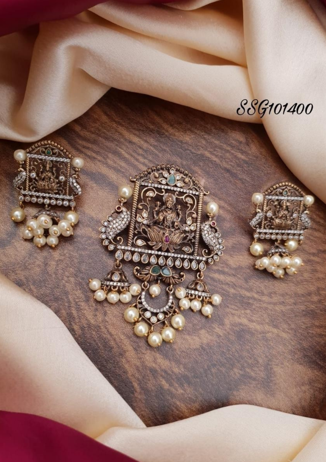 Kundan and beads temple jewelry pendant with earrings ssg 101400