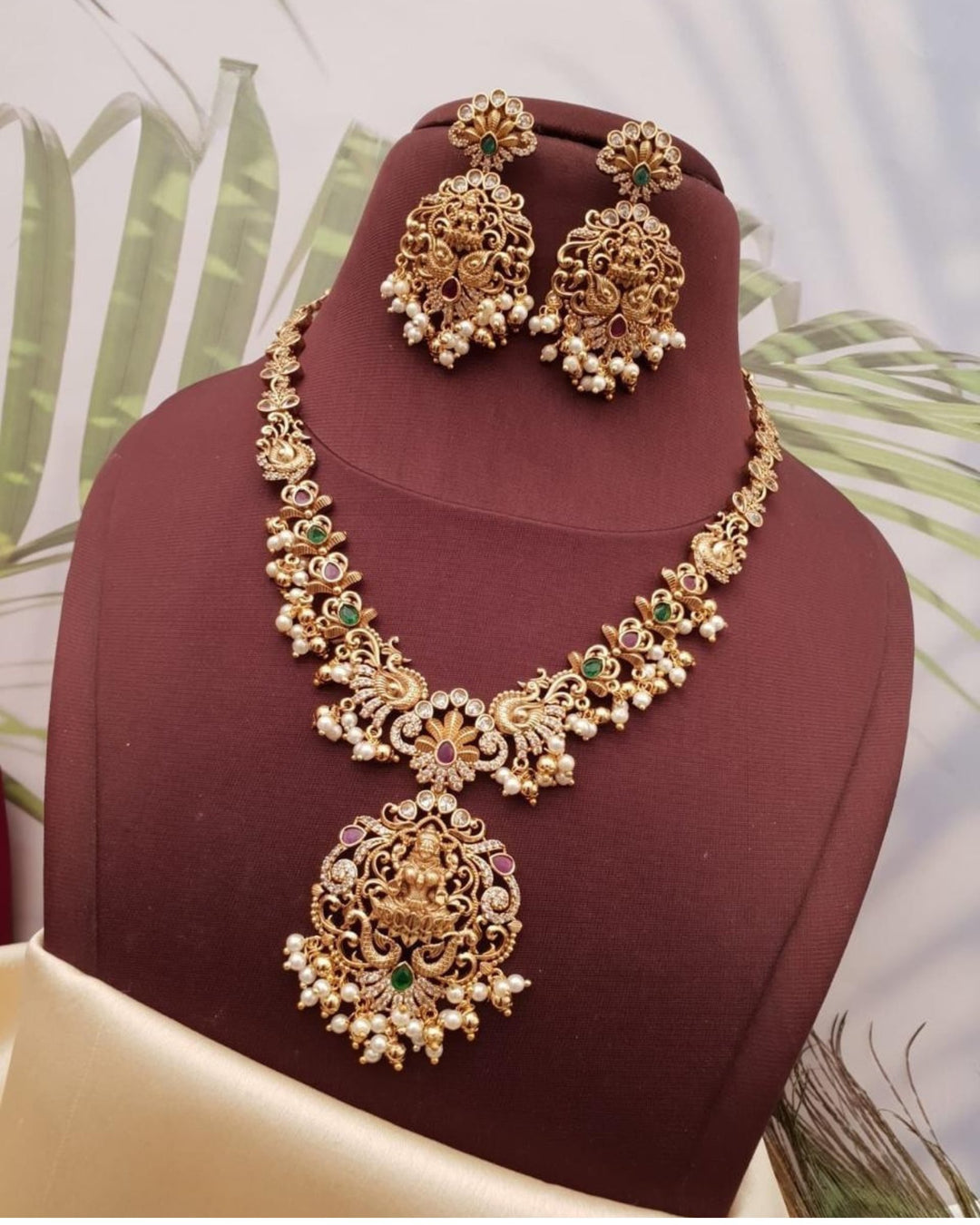 Kundan Temple Necklace with Earrings g101350