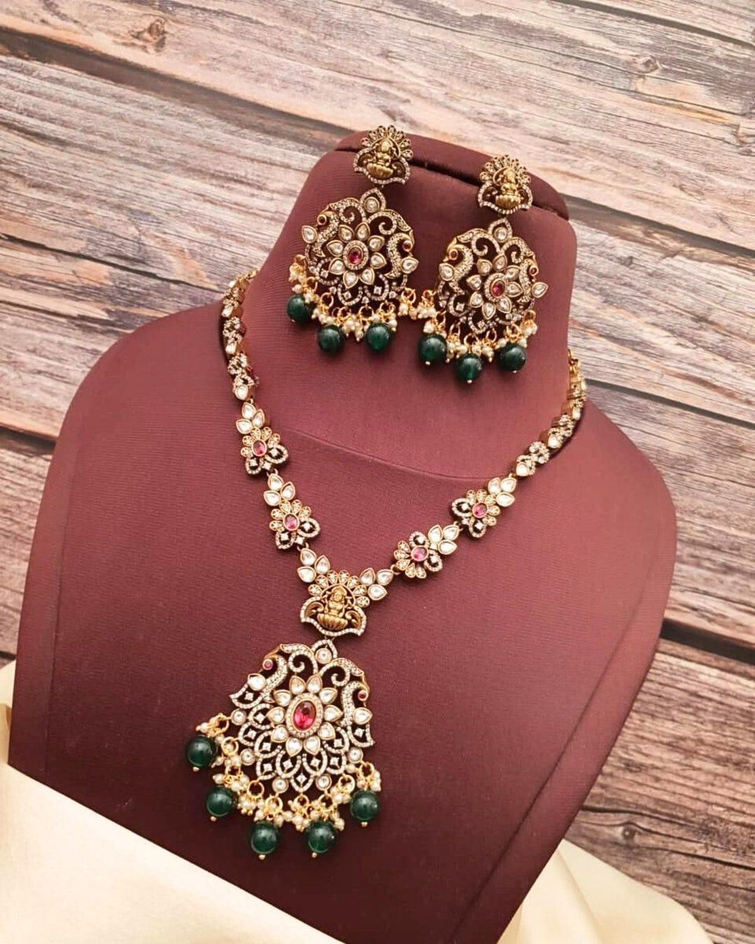 Victorian necklace with earrings g102180