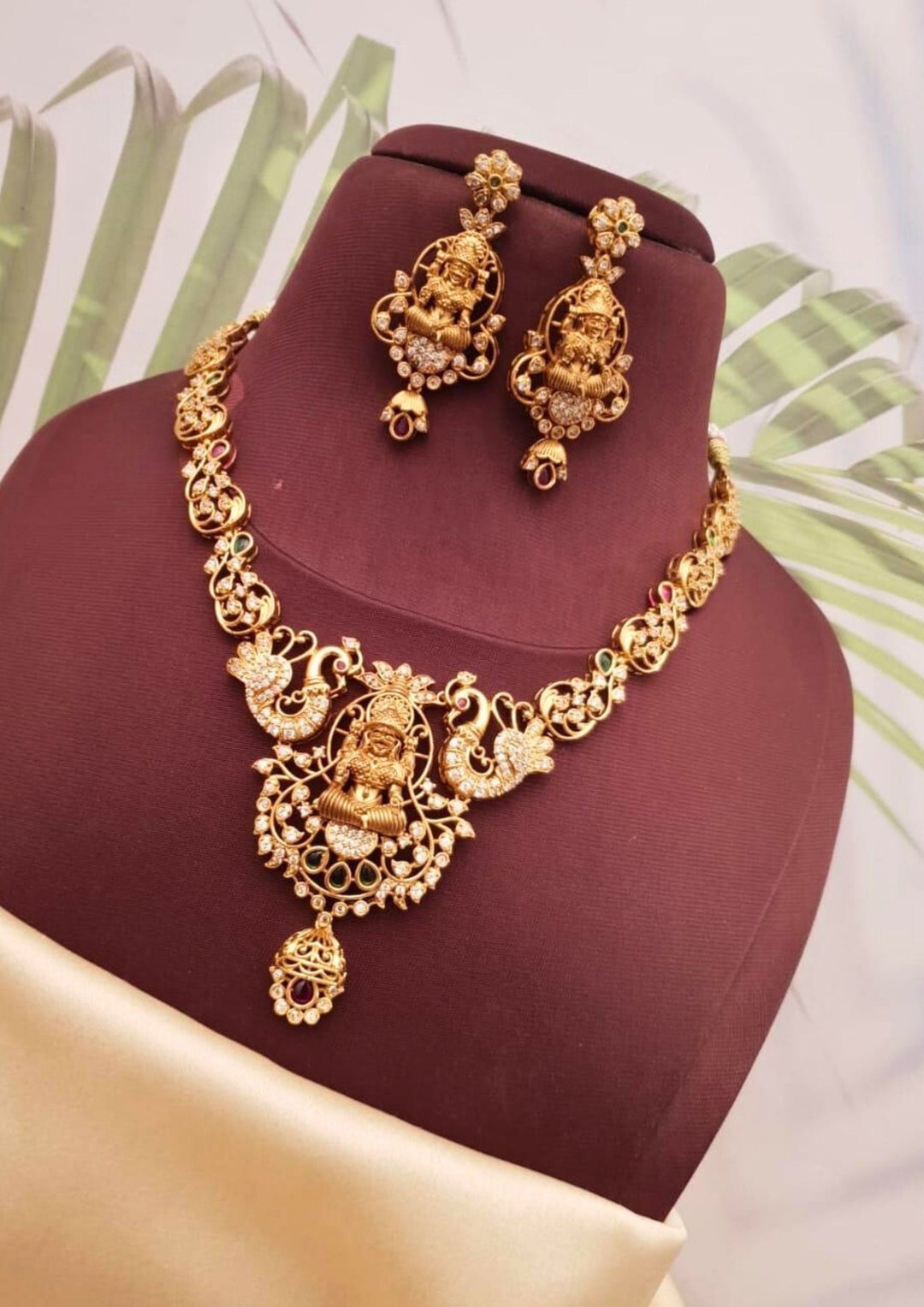 Kundan stone temple jewelry necklace with earrings ssg 10950.