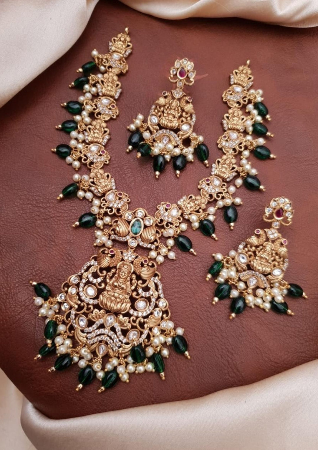 Kundan and beads temple jewelry necklace with earrings g101350