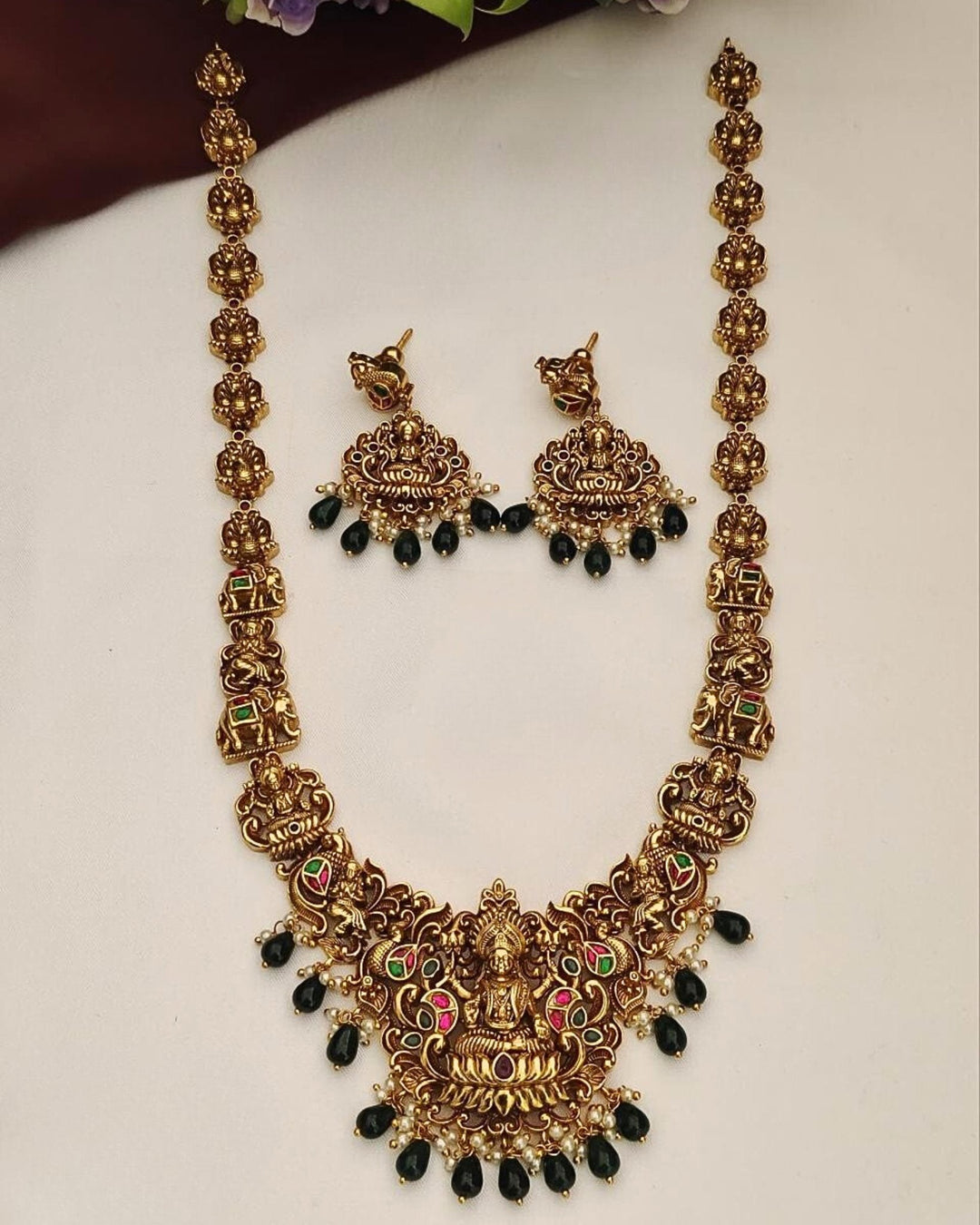 Jadau kundan and beads temple jewelry necklace with earrings pcs 520084.