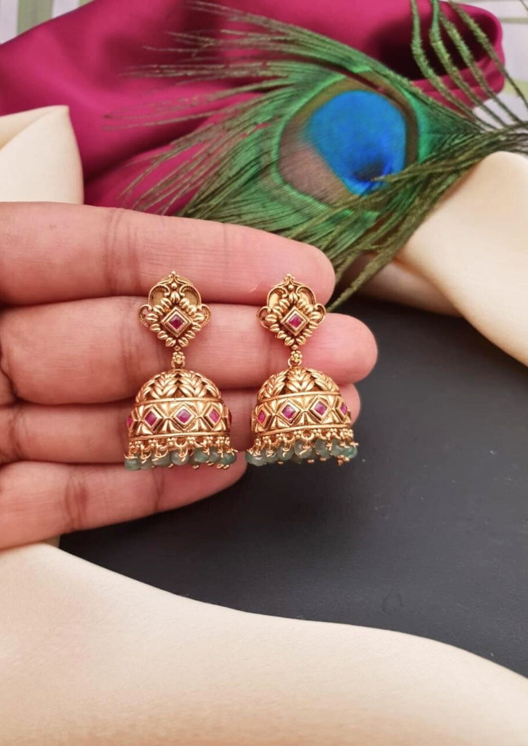 Kundan and beads earrings g10520