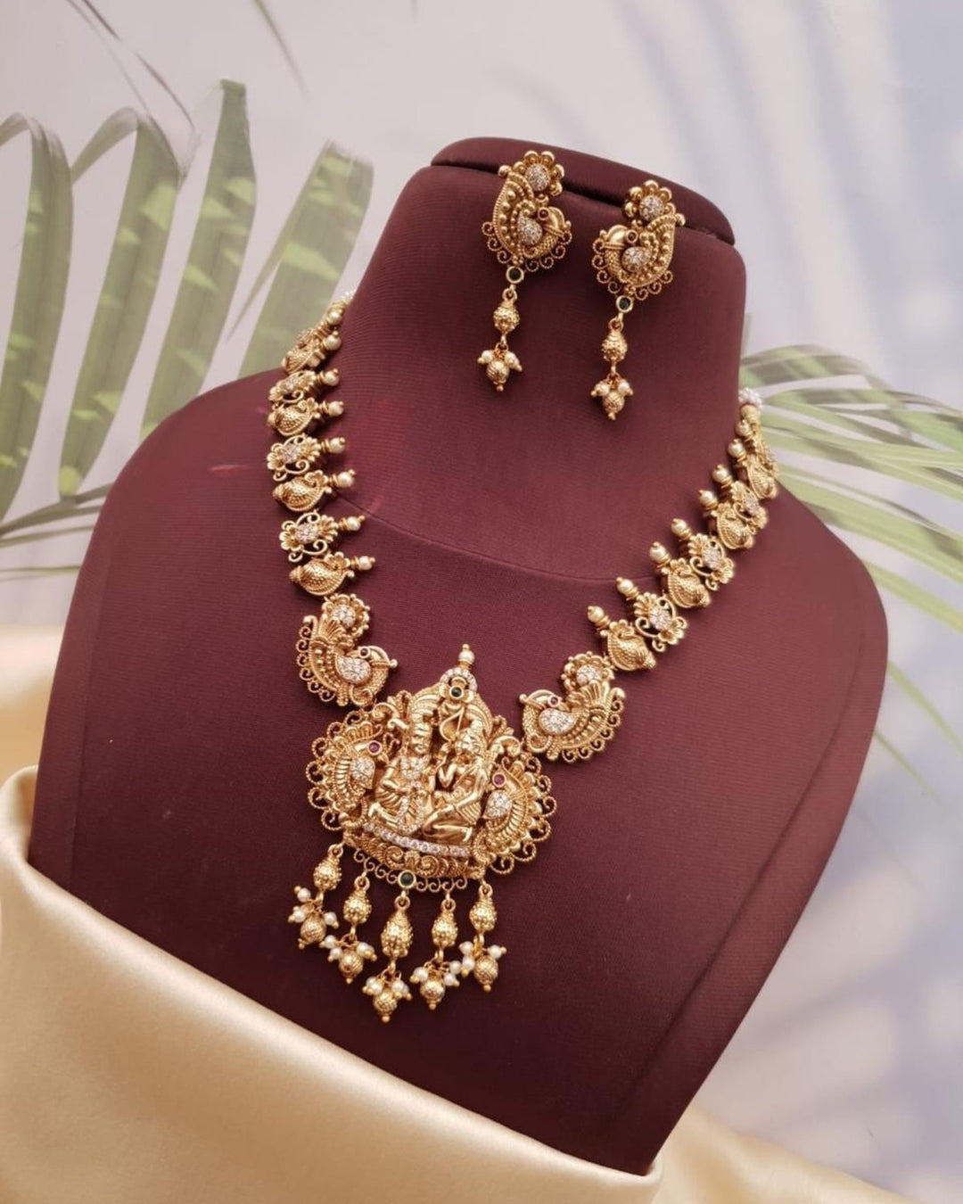 Kundan Temple Necklace with Earrings g101450