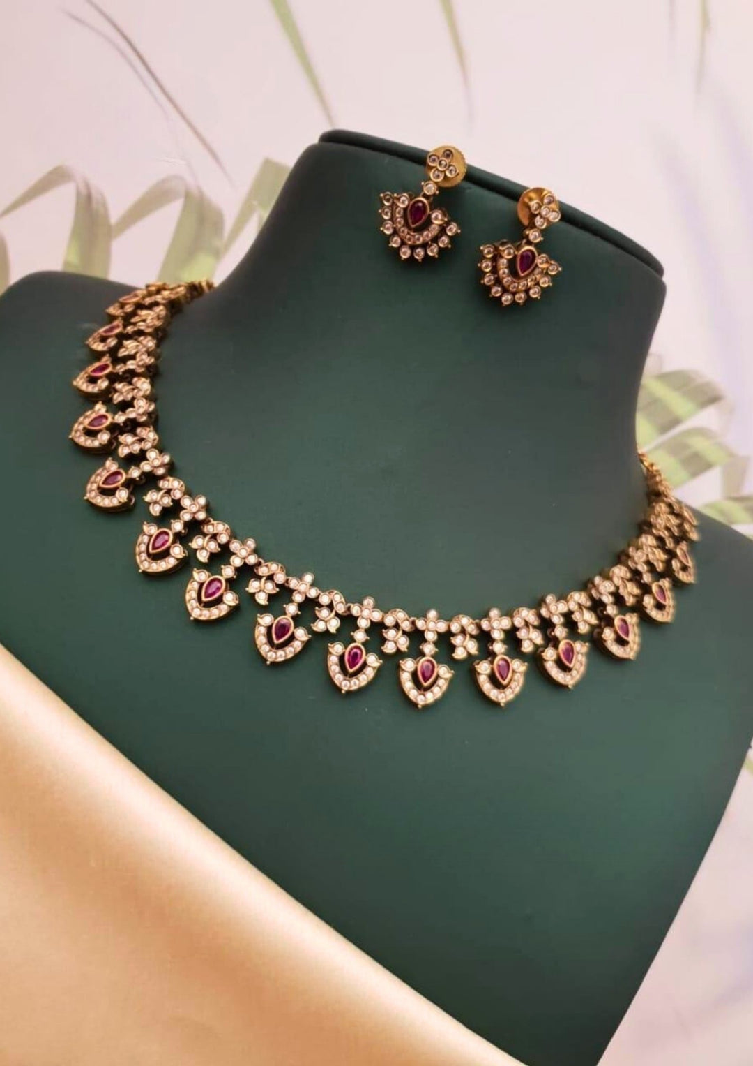 Victorian stone necklace with earrings g101399