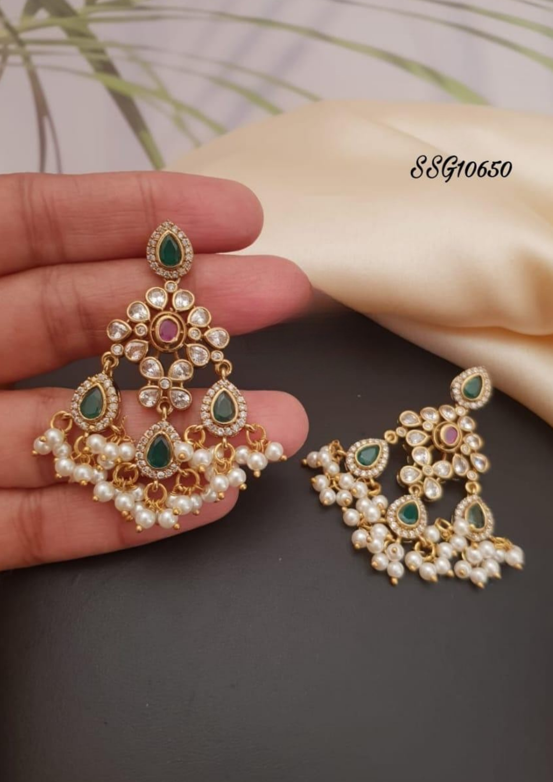 Kundan and beads earrings g10650