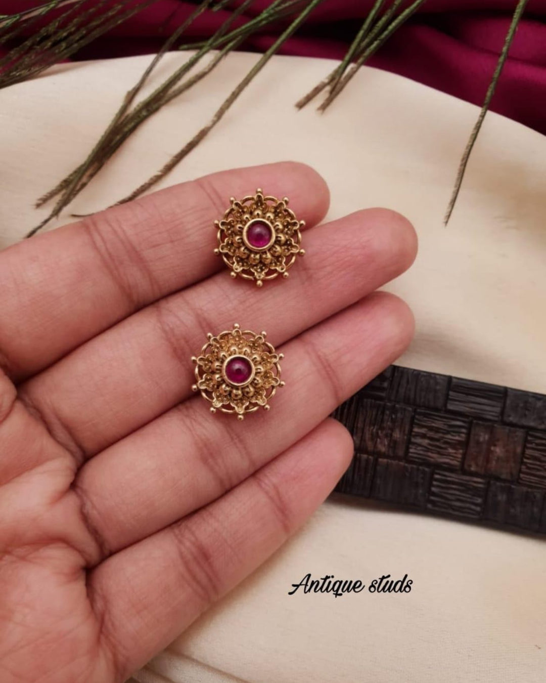 Kundan Studs g 10250