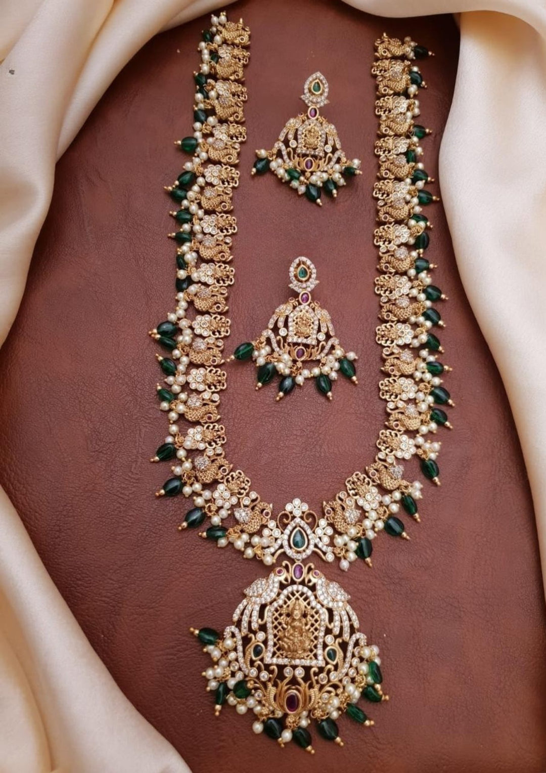 Kundan Temple Necklace With Earrings g102400