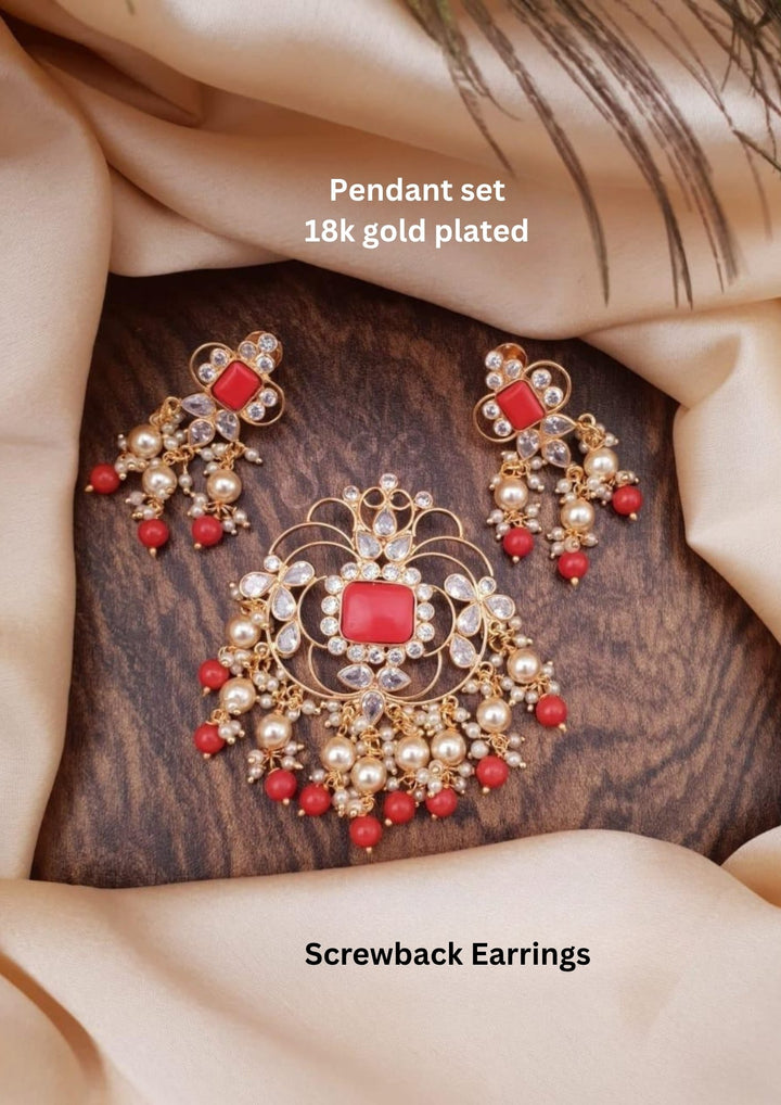 Kundan Pendant with Screwback Earrings g101150