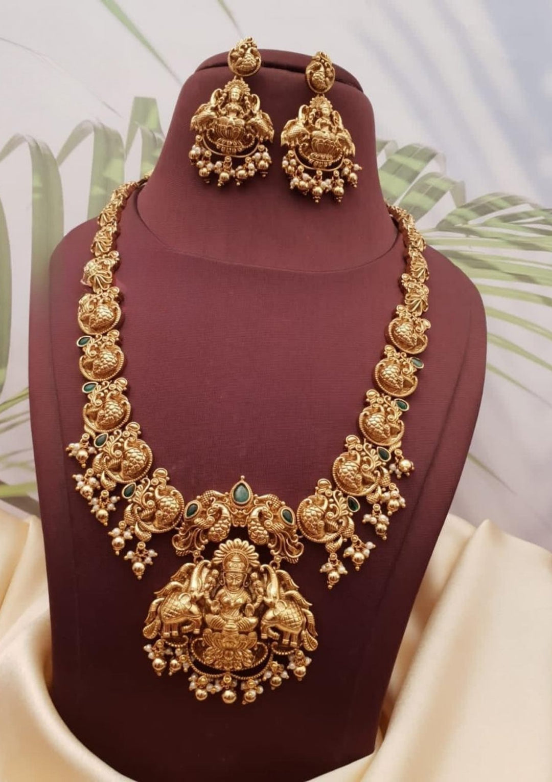 Kundan Temple Necklace with Earrings g102090