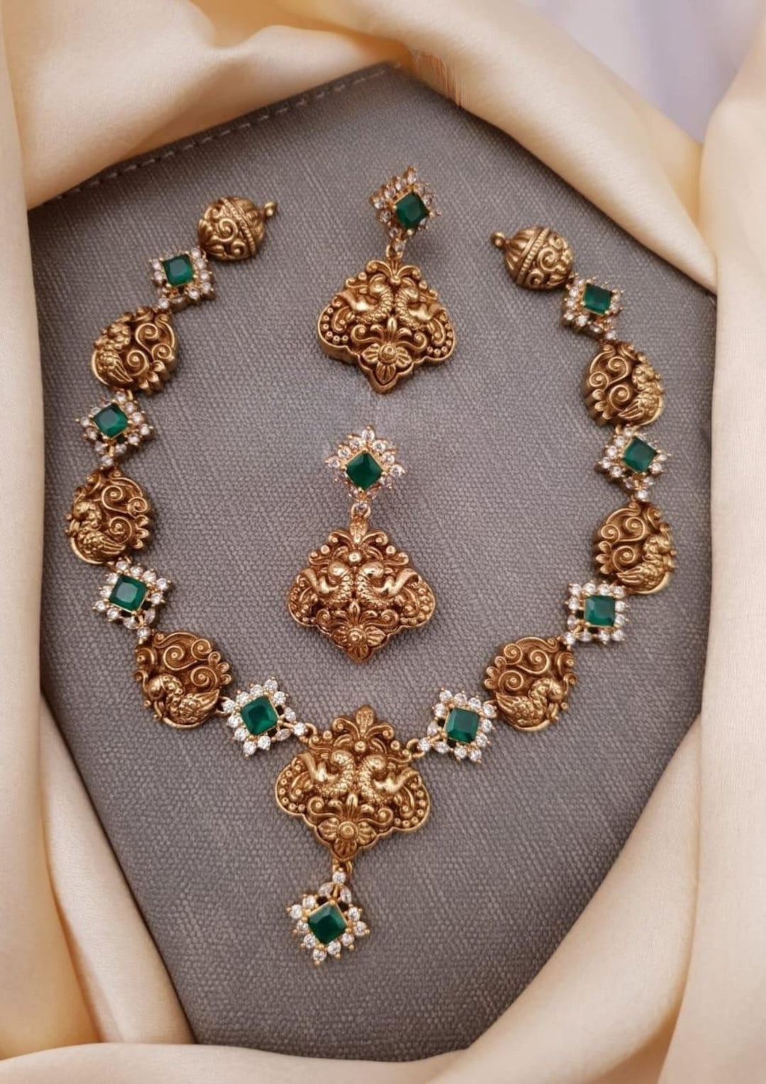 Kundan Necklace with Earrings g101199