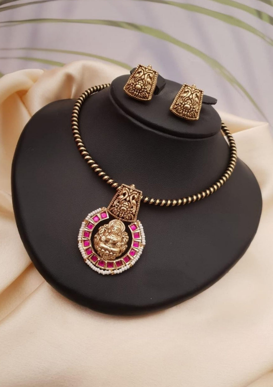 Jadau Kundan Detachable Pendent  Necklace with Earrings g101199
