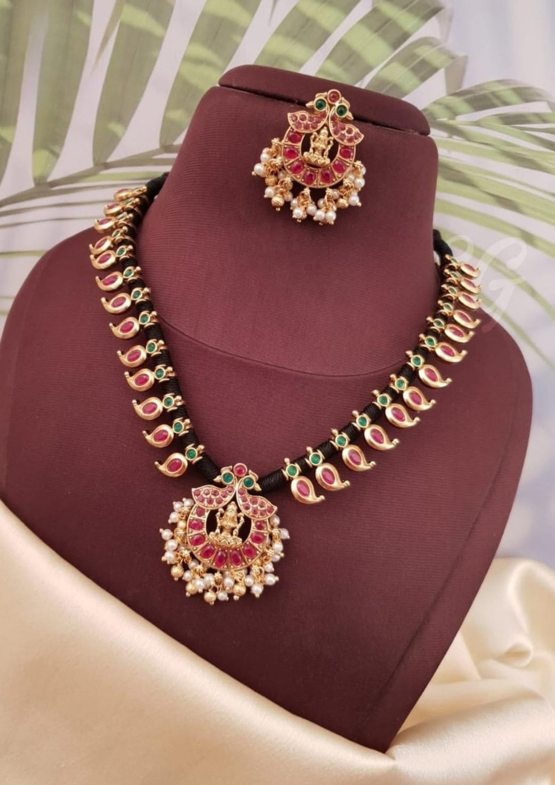 Kundan Temple Necklace with Earrings g101950