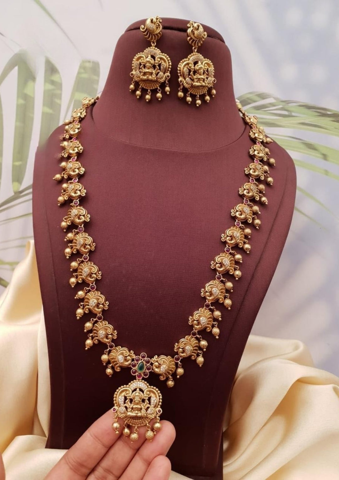 Kundan Temple Necklace with Earrings g101750