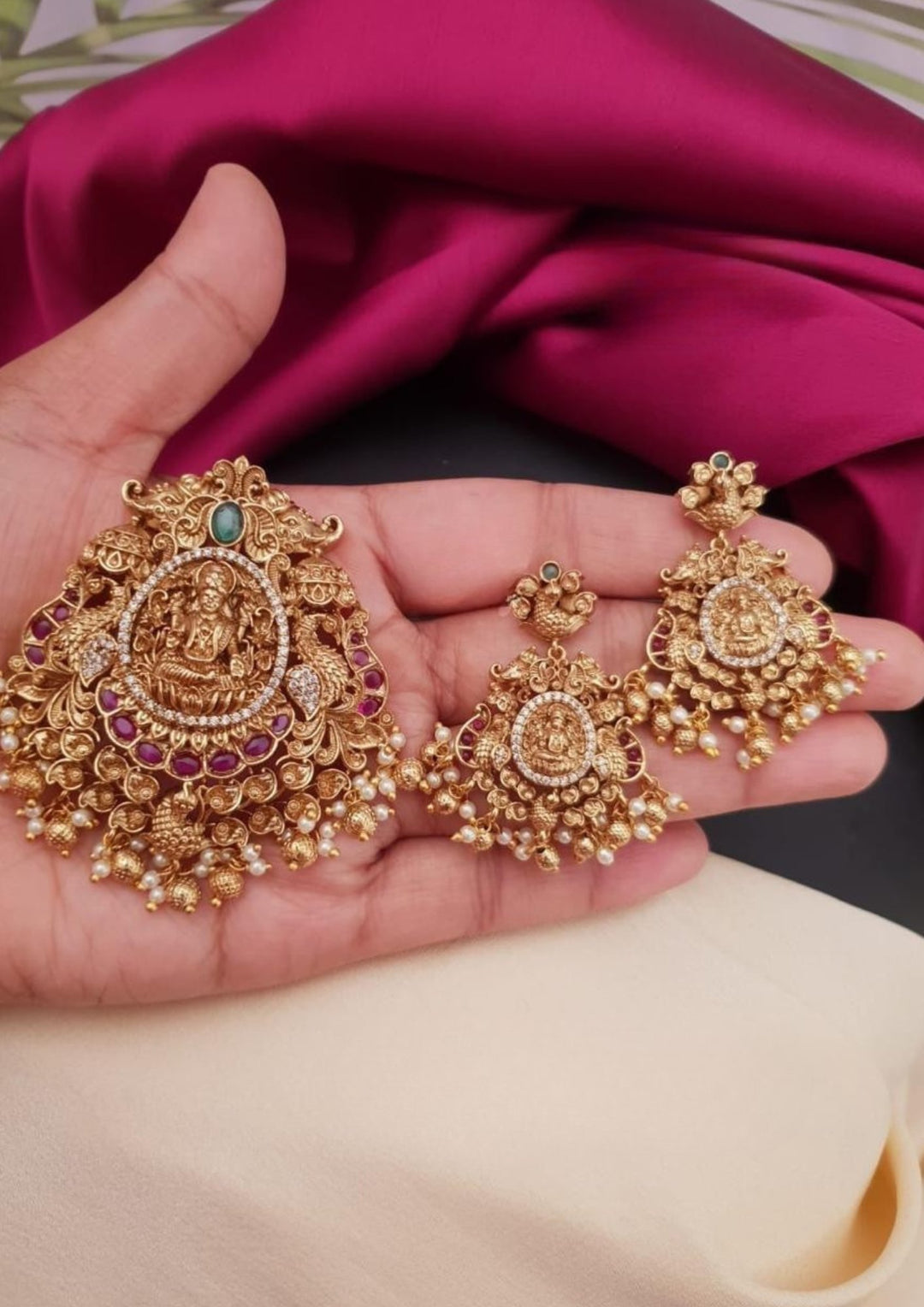 Kundan Temple Pendant  With Earrings g 101099