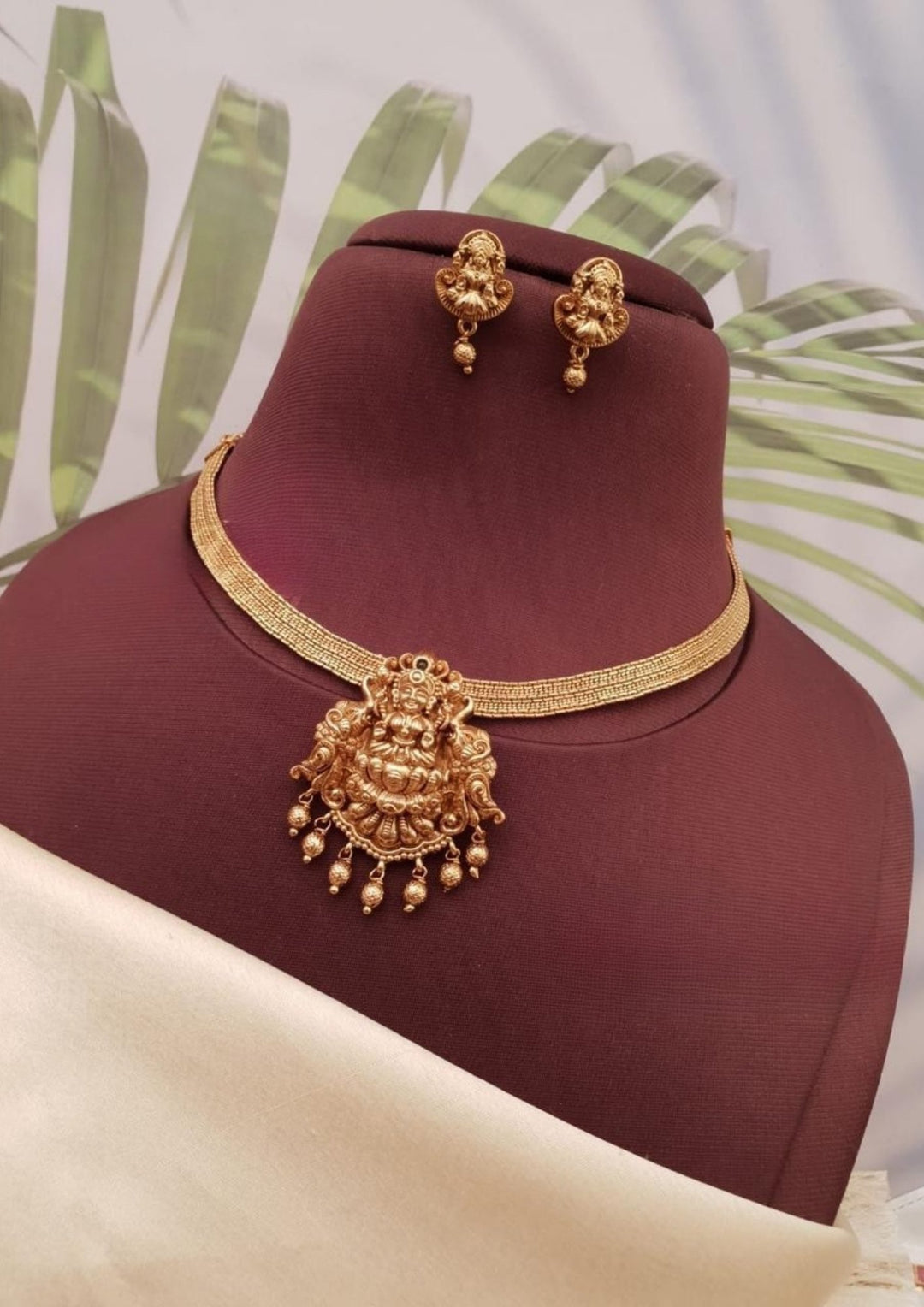 Kundan Temple Detachable Pendent Necklace with Earrings g10750
