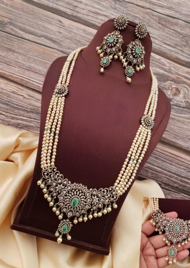 Victorian Rani Necklace with Earrings g103900
