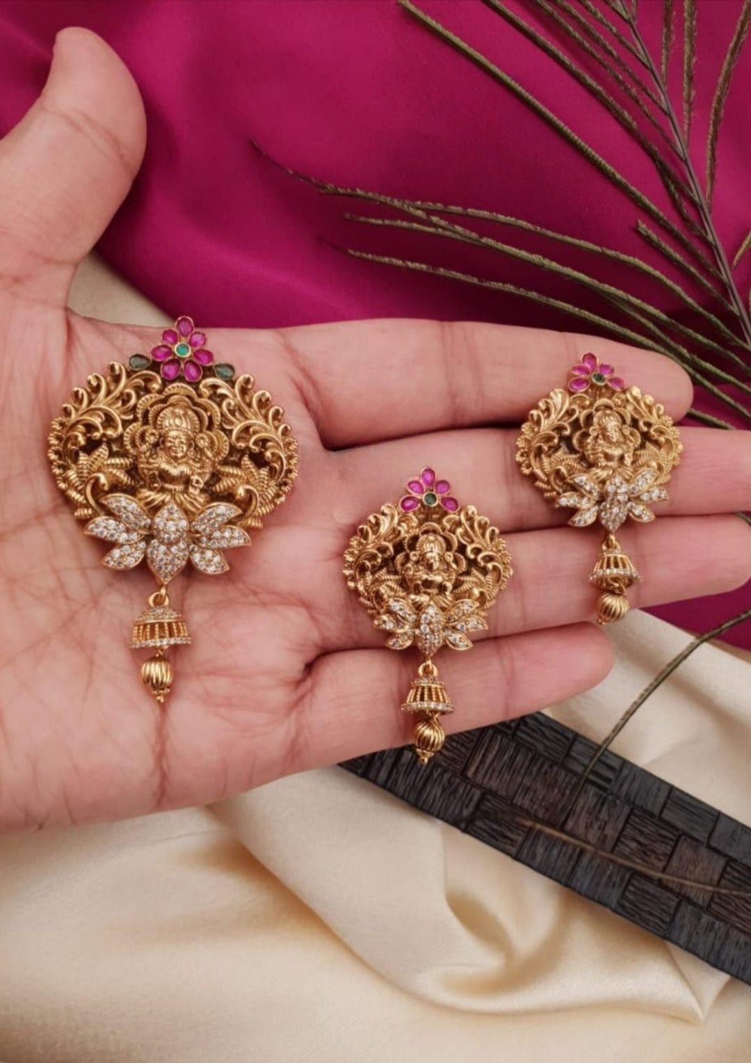 Kundan Temple pendent with Earrings g10850