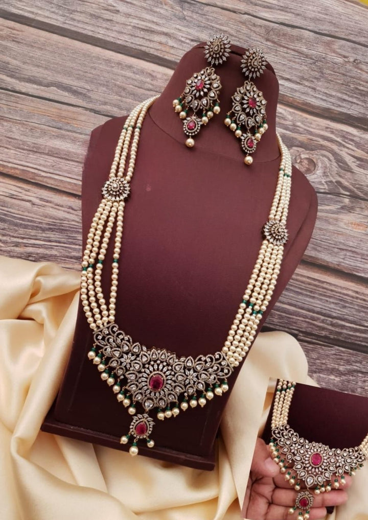 Victorian Rani Necklace with Earrings g103900