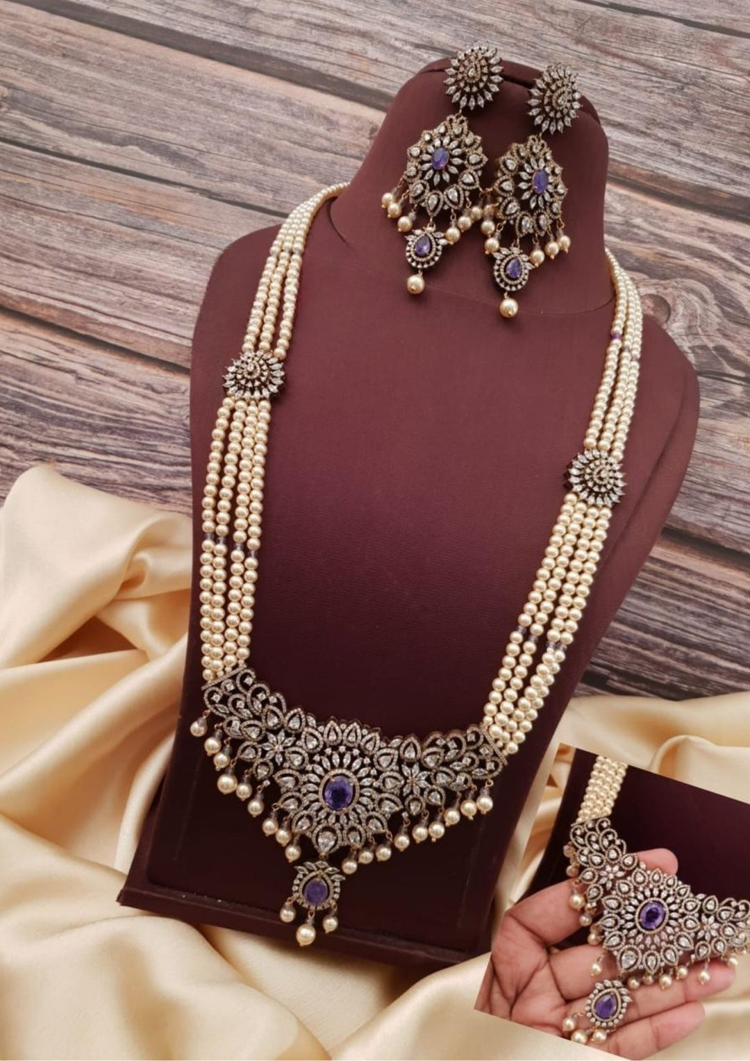 Victorian Rani Necklace with Earrings g103900