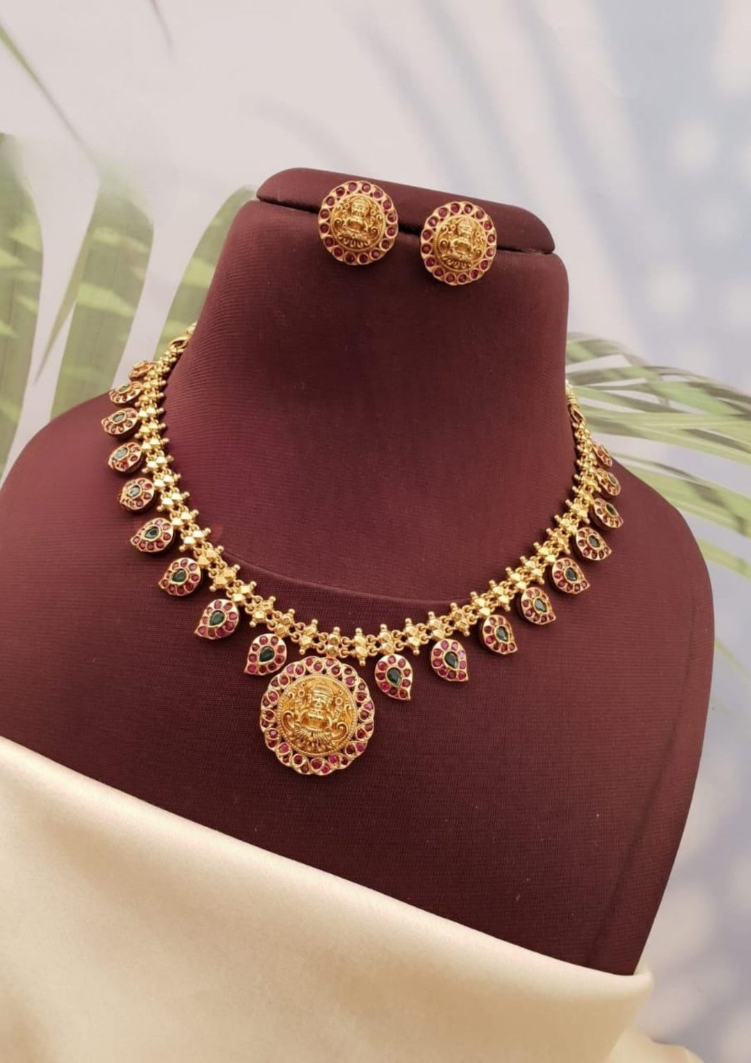 Kundan Temple Necklace with Earrings g109210