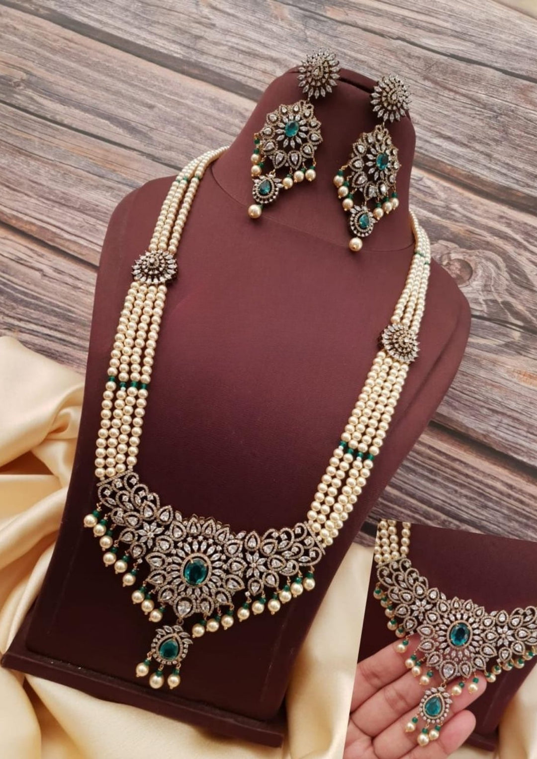 Victorian Rani Necklace with Earrings g103900