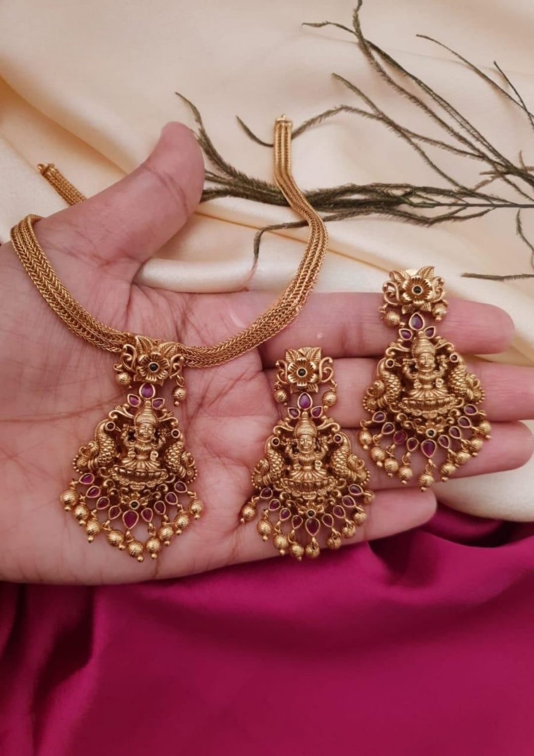 Kundan Temple Necklace with Earrings g101080