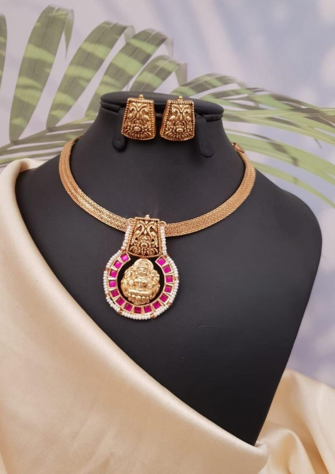 Kundan Temple Removable Pendent Necklace with Earrings g101350