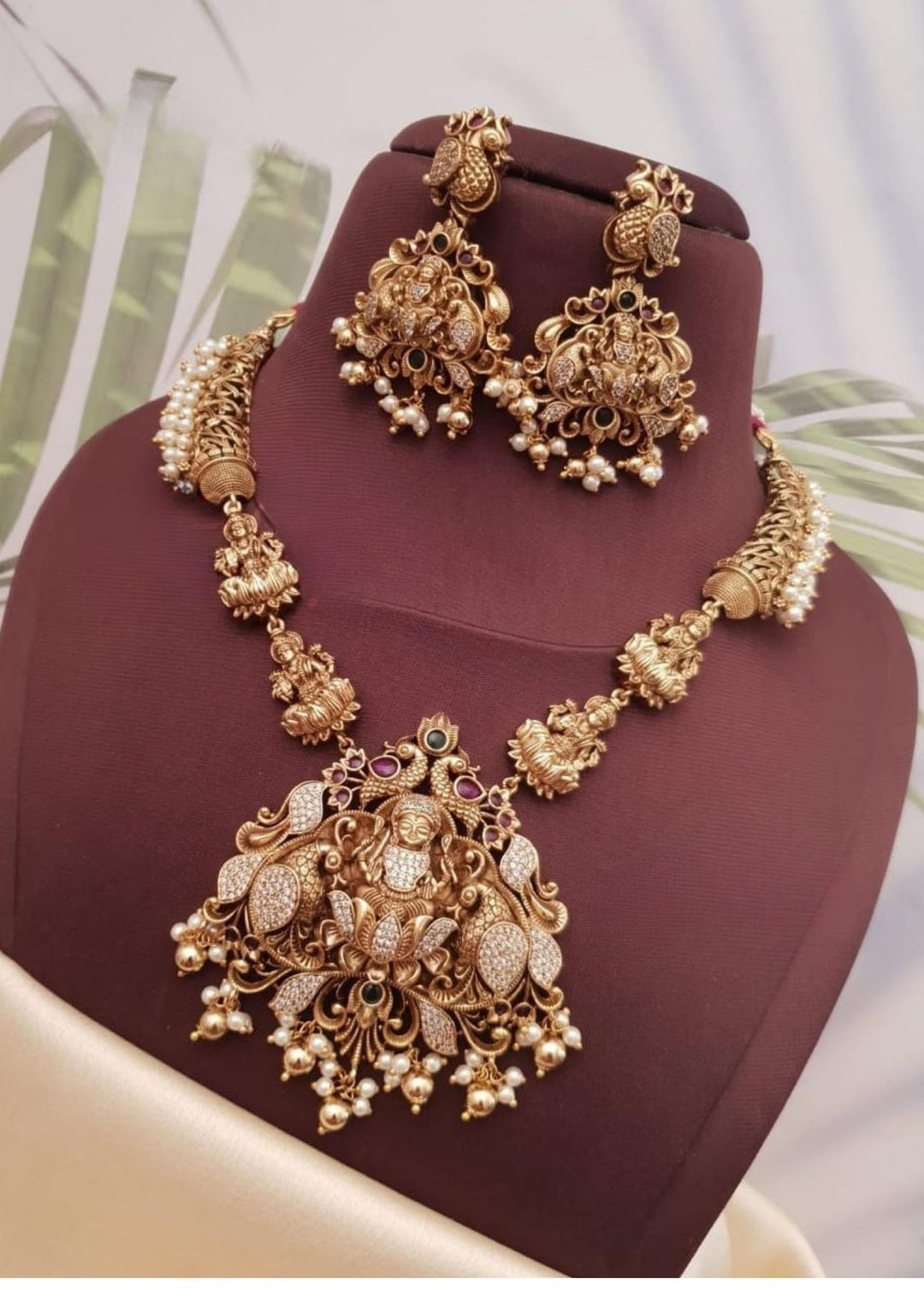Kundan Temple Necklace with Earrings g102180