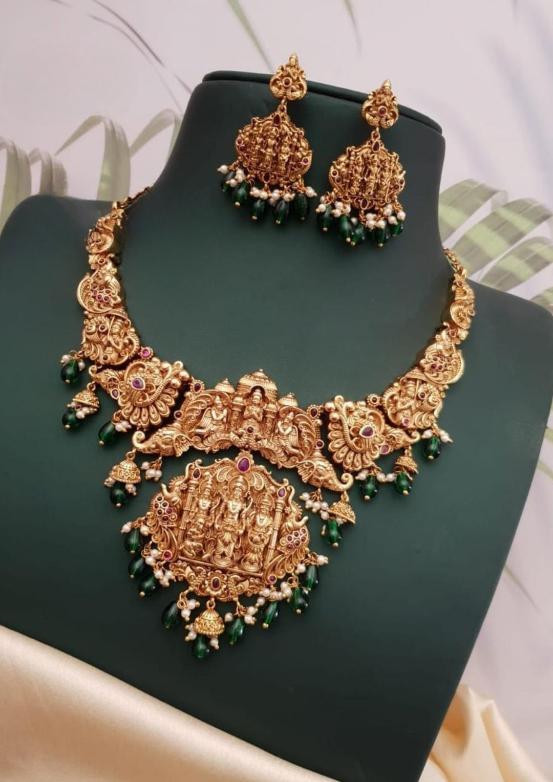 Kundan temple Necklace with Earrings g102650
