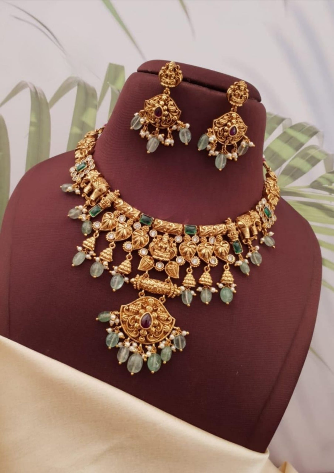 Kundan Temple Necklace with Earrings g102350