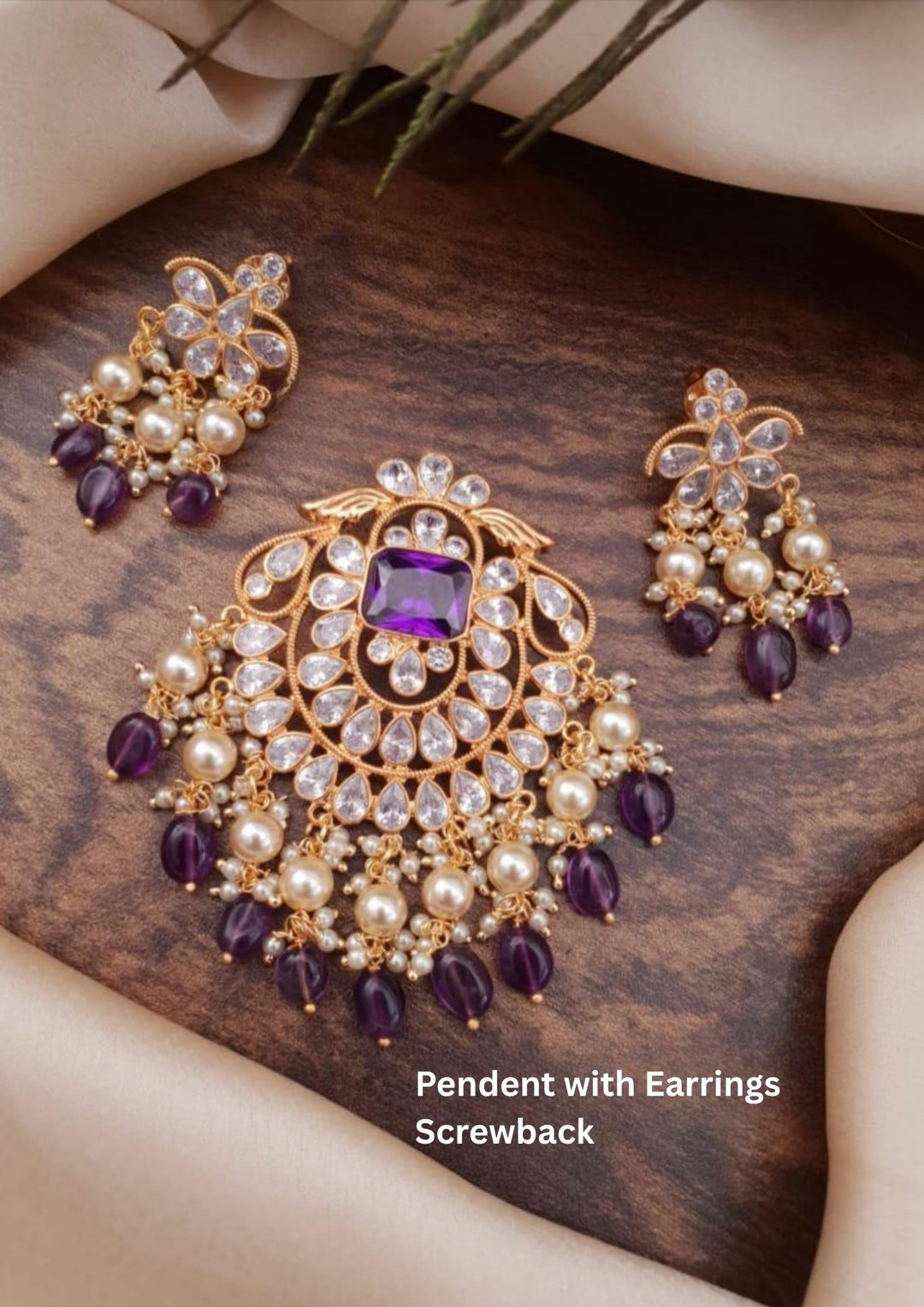 Kundan Pendent with Screwback Earrings g101250