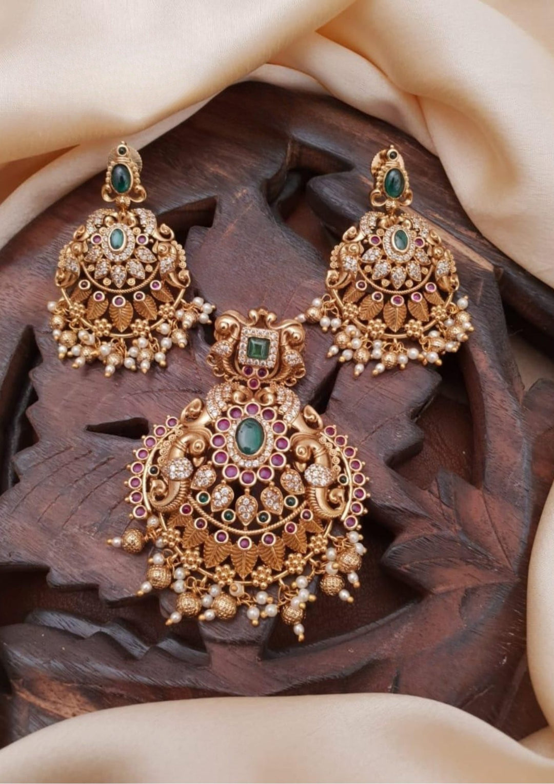 Kundan Pendant with Earrings g 101080