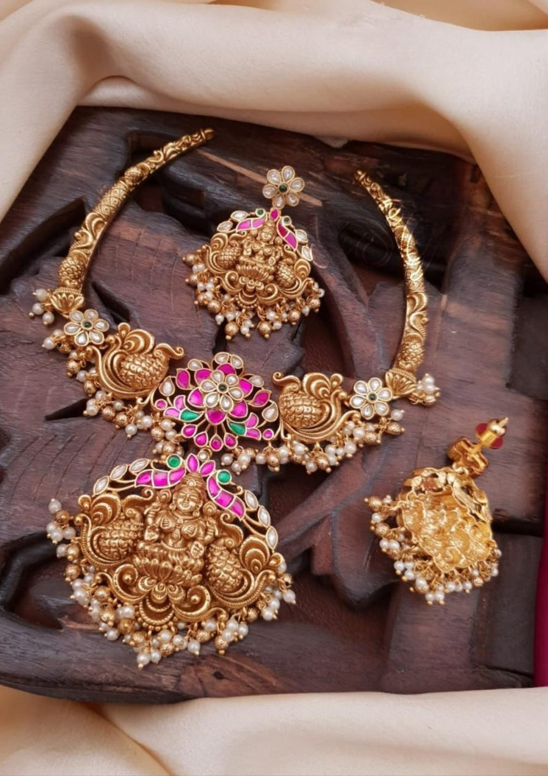 Jadau Kundan Temple Necklace with Screwback Earrings g105250