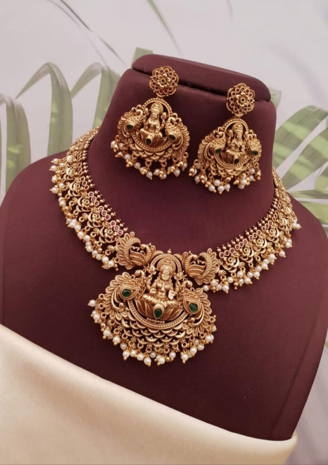 Kundan Temple Necklace with Earrings g101700
