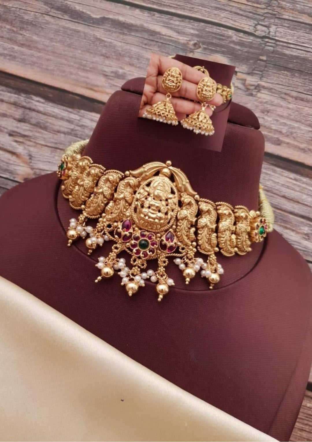 Kundan Temple Necklace With Earrings g102150