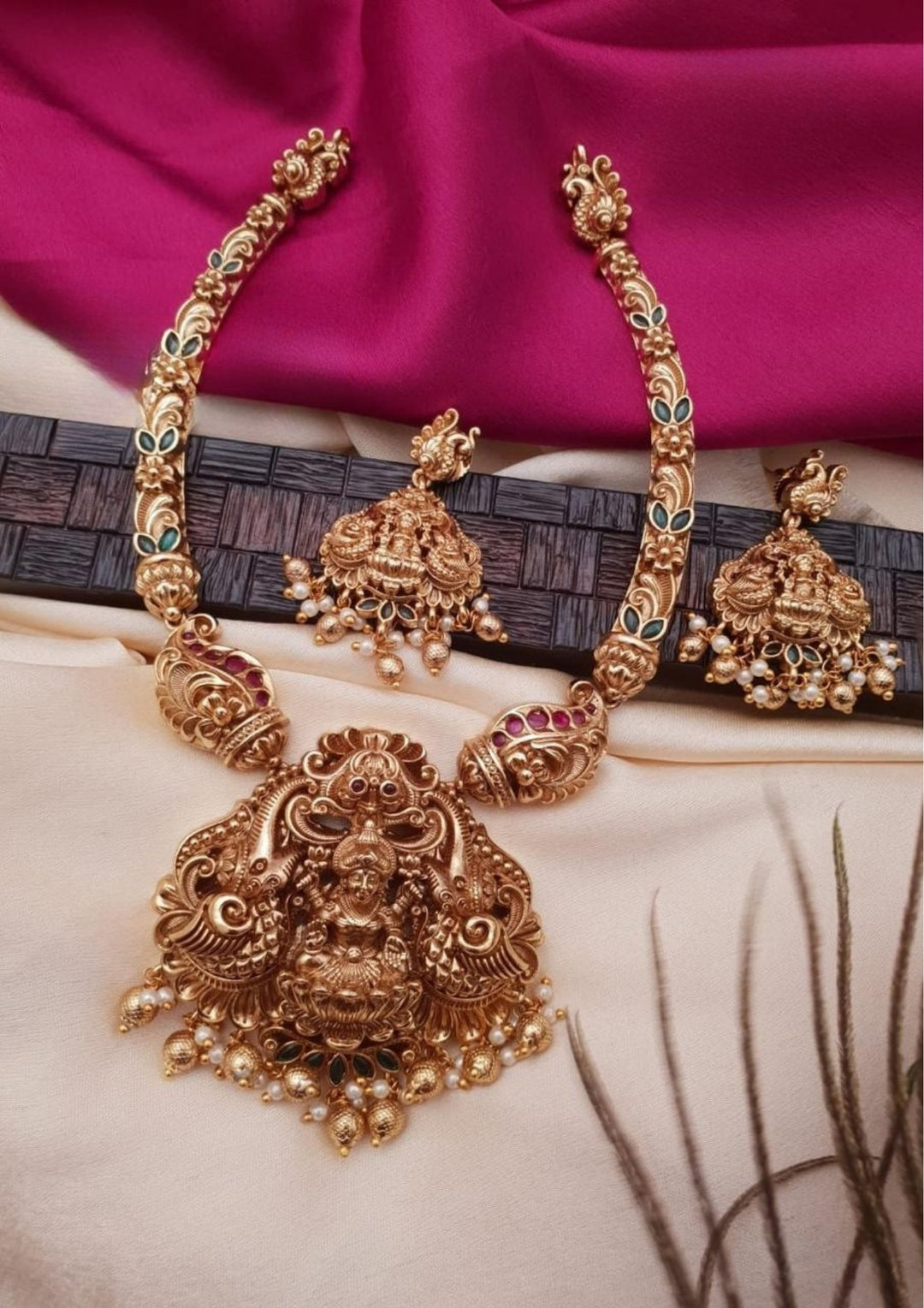 Kundan Temple Necklace with Earrings g101199