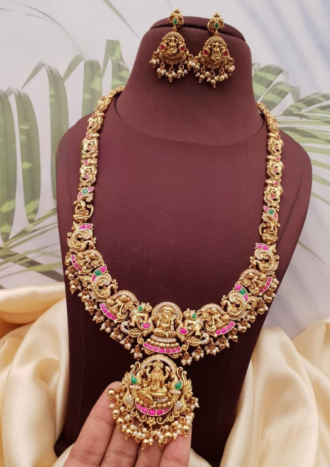 Jadau Kundan Temple Necklace with Screwback Earrings g105199
