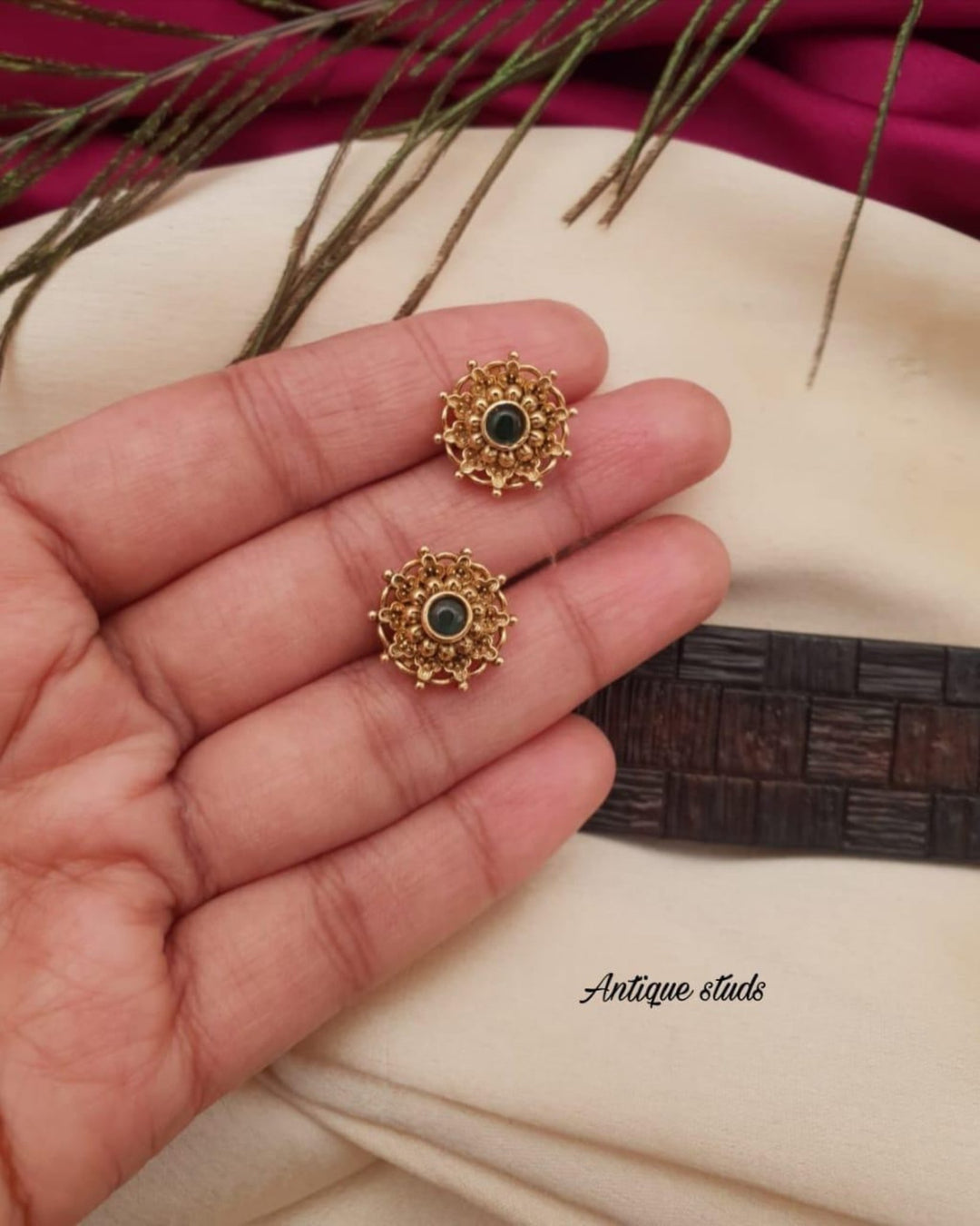 Kundan Studs g 10250