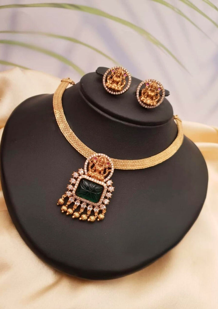 Kundan and beads necklace with earrings ssg 101120