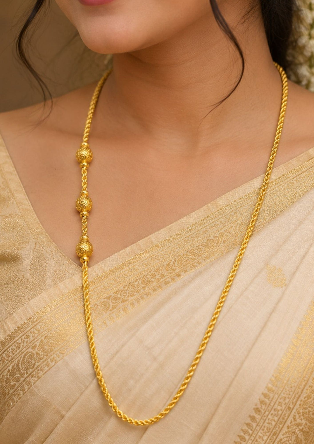 South indian women wearing An elegant, sleek 18k gold-plated thalli chain  features a continuous, sophisticated pattern of repeating cylindrical bar links seamlessly interconnected with small circular loops, offering a clean and polished modern look. Perfect for daily wear or for pairing with your favorite pendant.