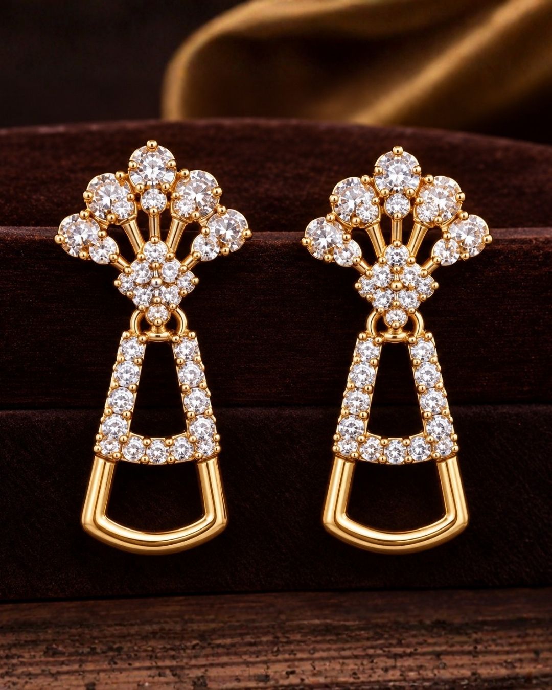 It is crafted with high-quality Cubic Zirconia stones designed to realistically mimic natural diamonds.The base metal is layered with premium 18k gold plating featuring a brushed, non-reflective matt finish.It utilizes a specialized anti-tarnish coating alongside nickel-free, lead-free metals safe for sensitive skin.The flexible, independent structural links ensure the jewelry contours flat and comfortably against your neckline.