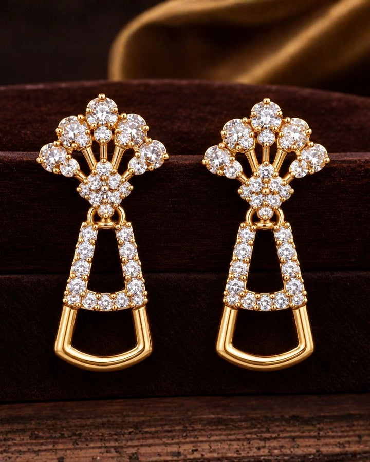 It is crafted with high-quality Cubic Zirconia stones designed to realistically mimic natural diamonds.The base metal is layered with premium 18k gold plating featuring a brushed, non-reflective matt finish.It utilizes a specialized anti-tarnish coating alongside nickel-free, lead-free metals safe for sensitive skin.The flexible, independent structural links ensure the jewelry contours flat and comfortably against your neckline.