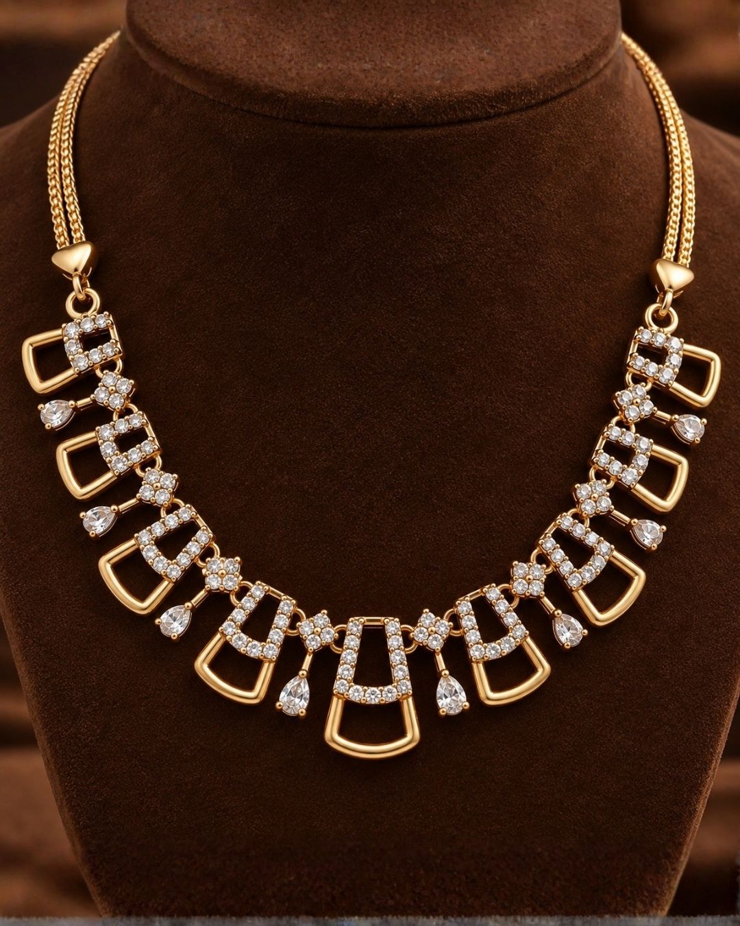 It is crafted with high-quality Cubic Zirconia stones designed to realistically mimic natural diamonds.The base metal is layered with premium 18k gold plating featuring a brushed, non-reflective matt finish.It utilizes a specialized anti-tarnish coating alongside nickel-free, lead-free metals safe for sensitive skin.The flexible, independent structural links ensure the jewelry contours flat and comfortably against your neckline.