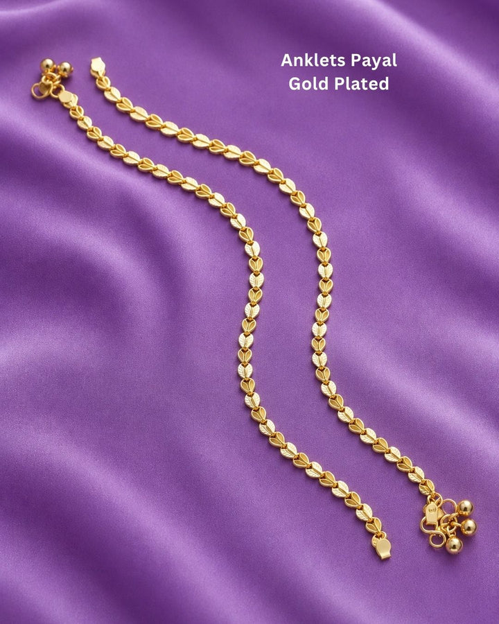 Beautiful gold plated payals featuring an intricate leaf-pattern chain with polished detailing and traditional ghungroo embellishments. Perfect for weddings, festive occasions, traditional wear, bridal styling, parties, and gifting.