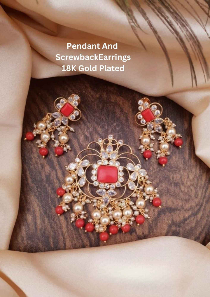 Gold-plated jewelry set with pendant and earrings