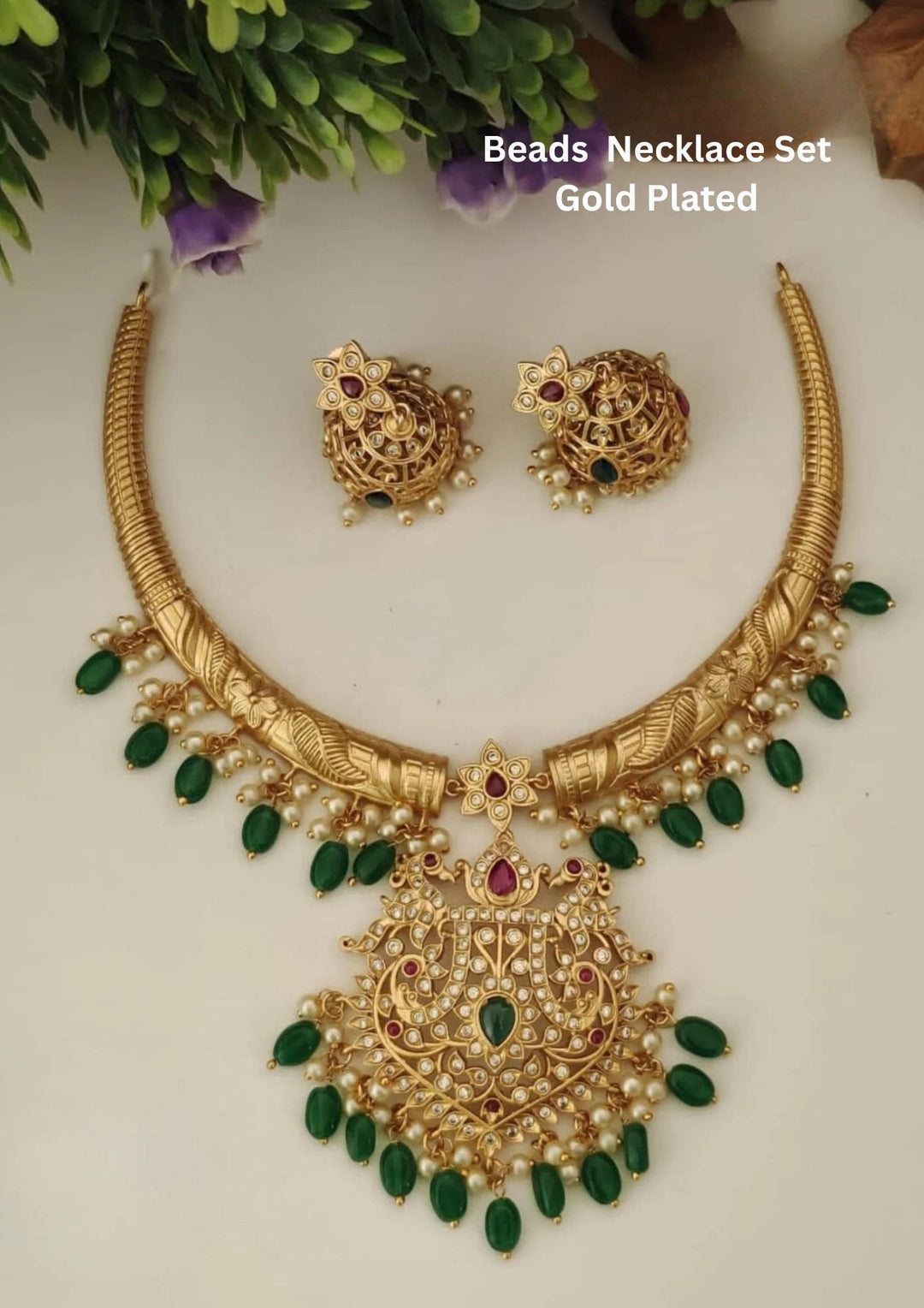 Gold-plated necklace set with green stones 