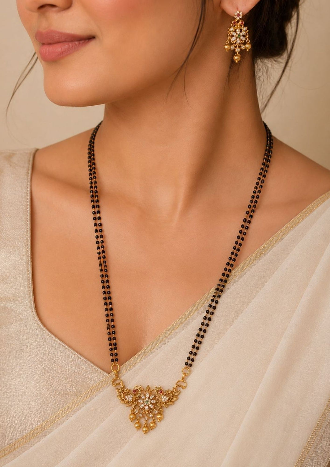 Close up of a South Indian woman wearing a black beads mangalsutra with gold pendant necklace. This style looks very beautiful and is perfect for married women to wear daily, for festivals, puja, or family functions.