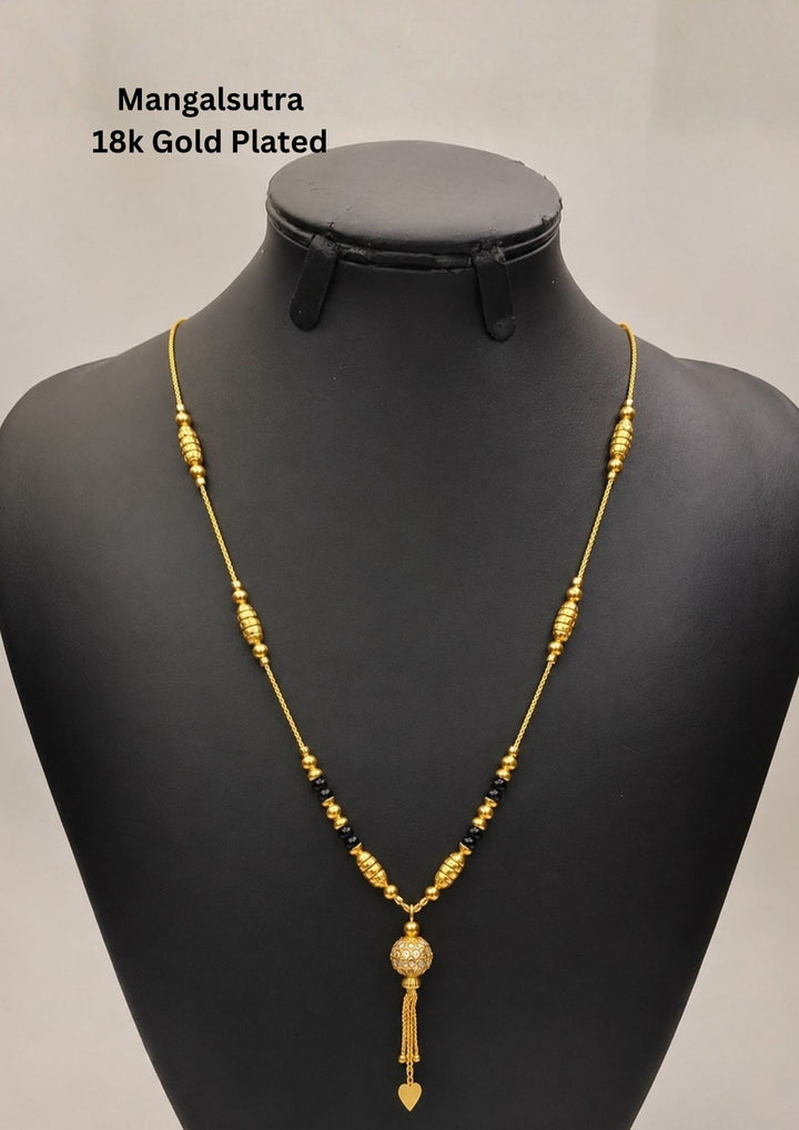Premium 18K gold plated MOP chain featuring a sleek woven pattern with a smooth polished finish. Lightweight, elegant, and perfect for wearing alone or pairing with your favourite pendants.