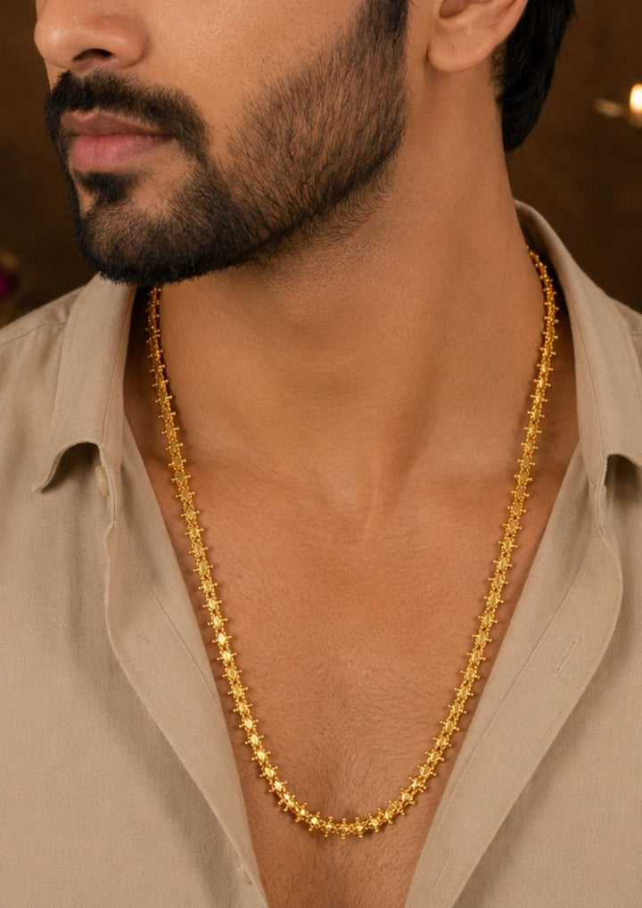 Man wearing a its a mens chain 18k gold plated Link Men&